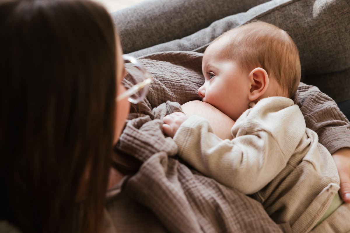 Sensoryka karmienia: Dlaczego niemowlę „bije” Cię po piersi?